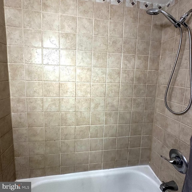 bathroom with tiled shower / bath