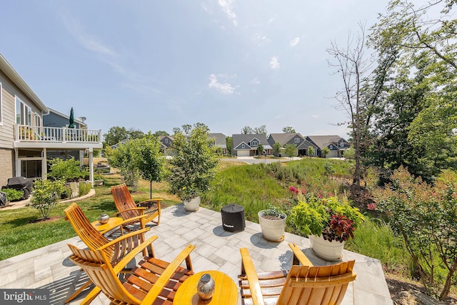 view of patio featuring a fire pit