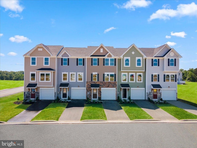 townhome / multi-family property featuring a front lawn