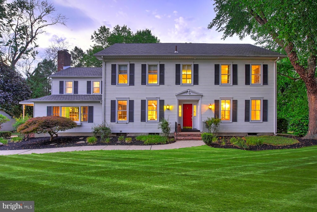 colonial house featuring a yard