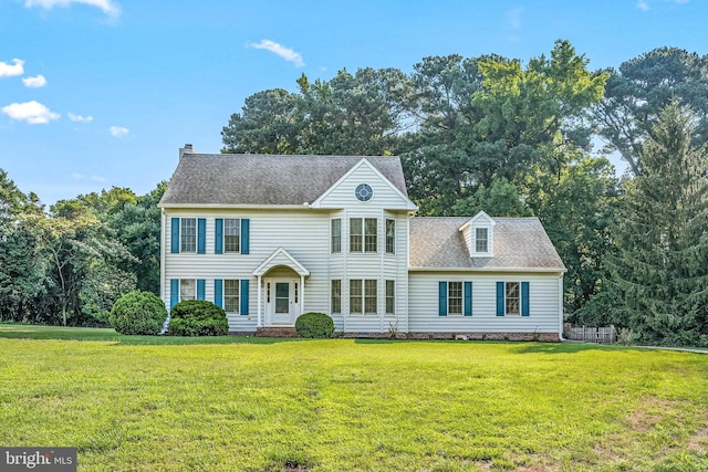 colonial home featuring a front yard