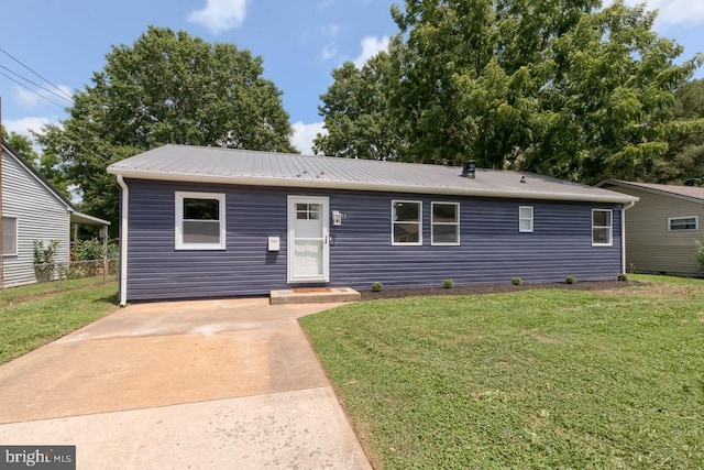 view of front of home with a front lawn