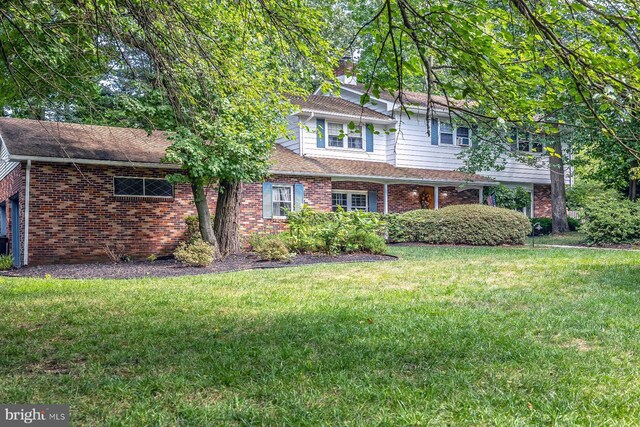 view of front of home with a front lawn