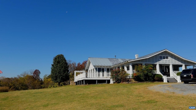 view of front of house with a front lawn