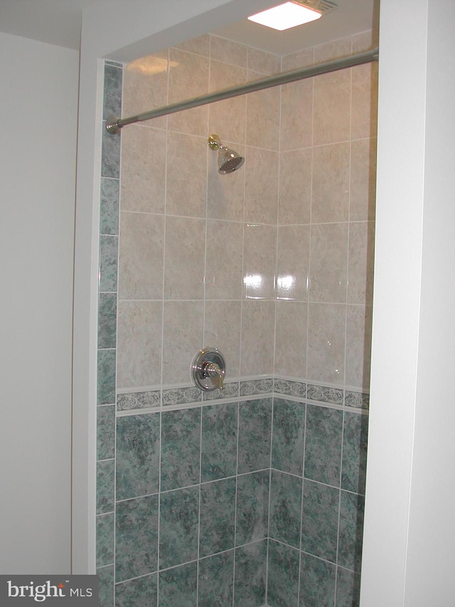 bathroom featuring a tile shower