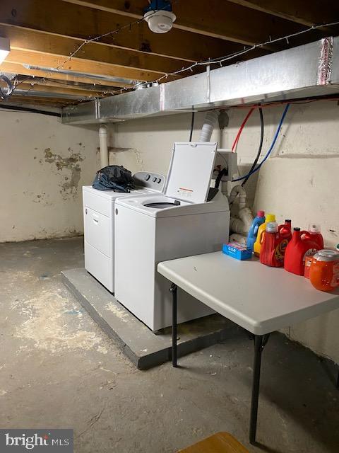 basement featuring washing machine and dryer