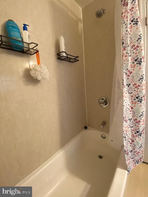 bathroom featuring shower / tub combo