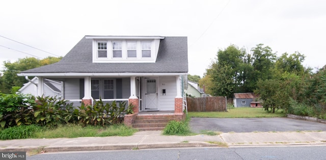 view of front of home featuring a porch and a front lawn