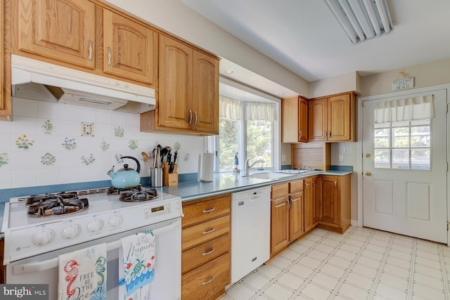 kitchen featuring sink, white appliances, and decorative backsplash