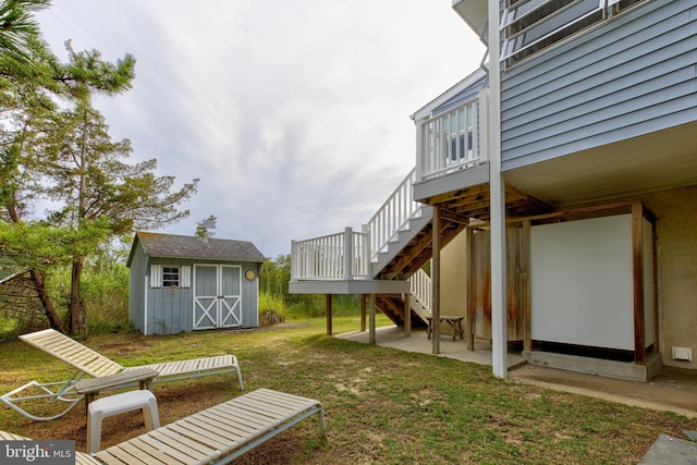 view of yard with a storage shed