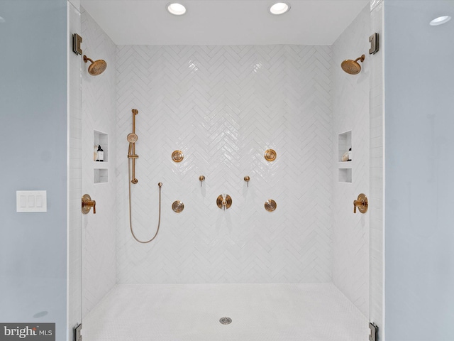 full bath featuring recessed lighting and a tile shower