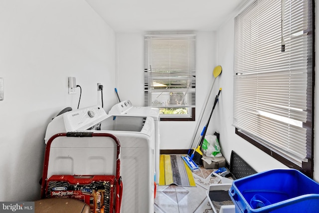 washroom featuring washing machine and clothes dryer