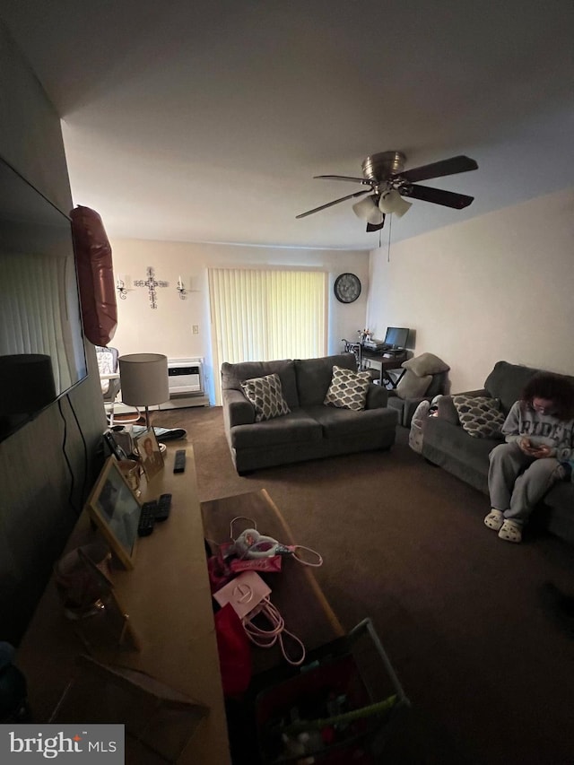 carpeted living room featuring ceiling fan