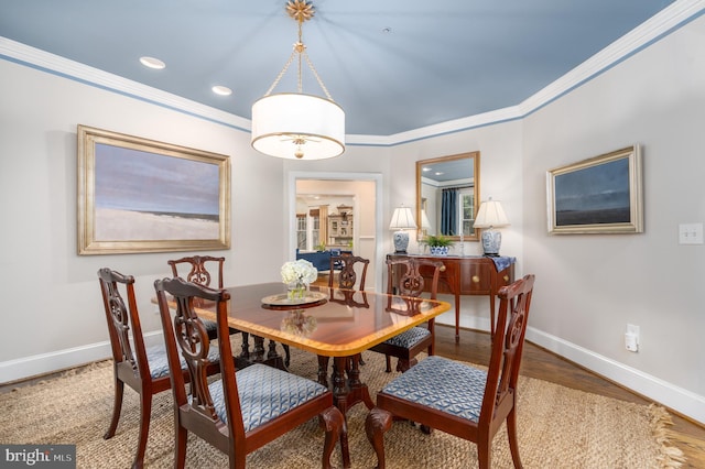 dining area featuring baseboards, recessed lighting, wood finished floors, and crown molding