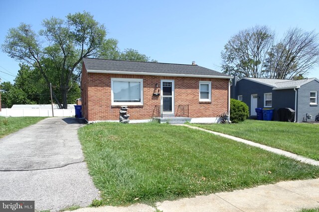 view of front of house with a front lawn