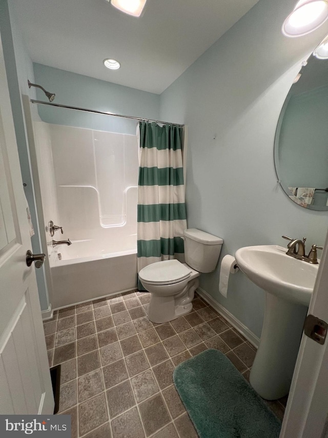 bathroom featuring toilet and shower / bath combo with shower curtain