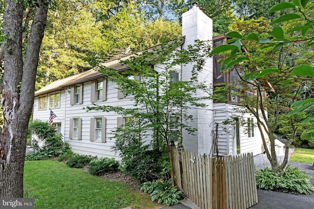 view of side of property featuring a lawn