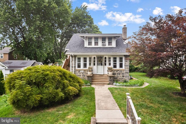 view of front of house with a front yard