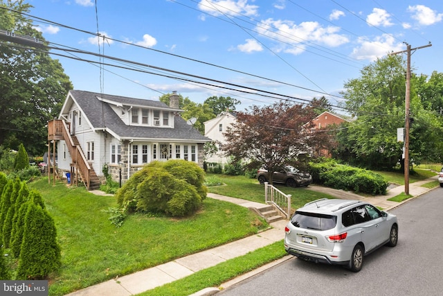 view of front of house with a front lawn