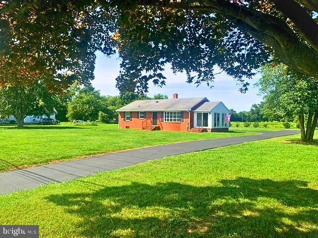 ranch-style house with a front yard