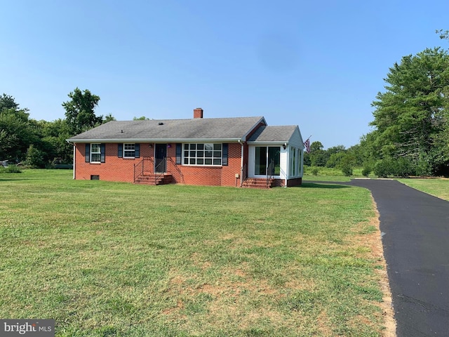 ranch-style home featuring a front lawn