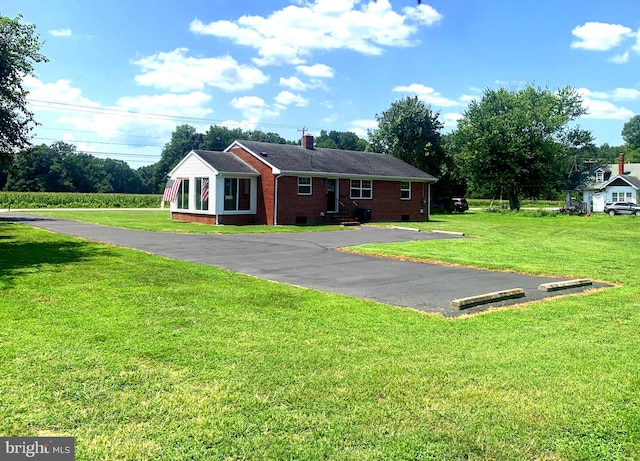 single story home with a front lawn