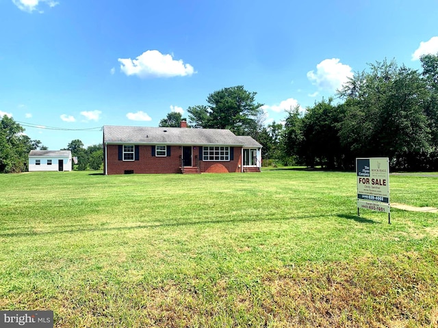 view of front facade featuring a front lawn