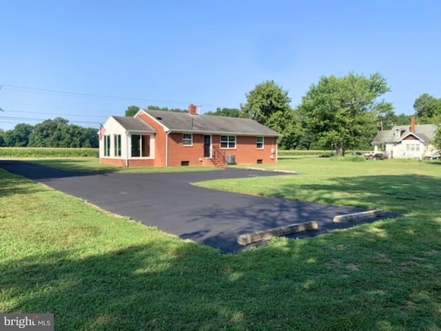 view of front of home featuring a front yard