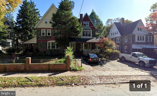 view of front of house with a fenced front yard