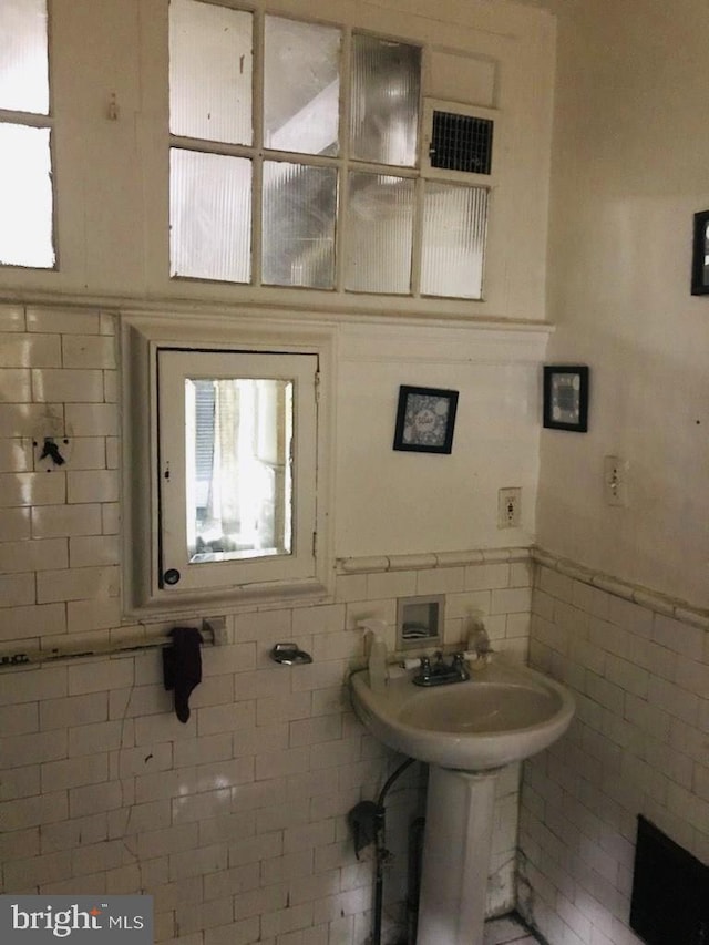 bathroom featuring tile walls