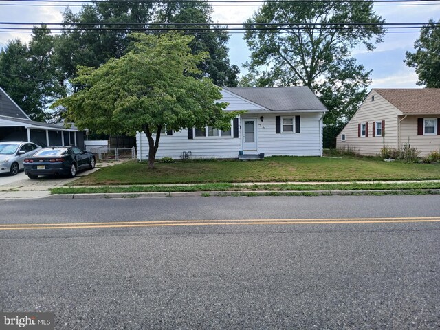 view of front of house with a front lawn