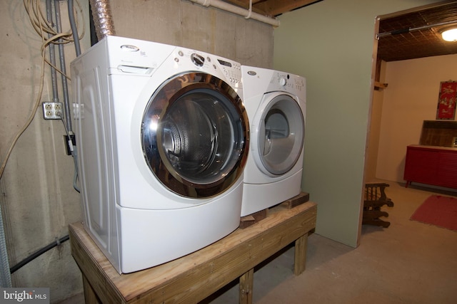 laundry room with washing machine and dryer