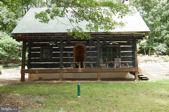 view of front of home featuring ceiling fan and a front yard