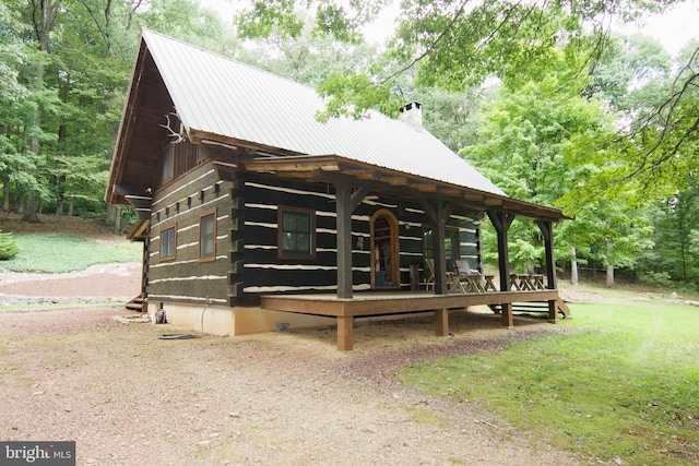 view of front facade featuring a front yard