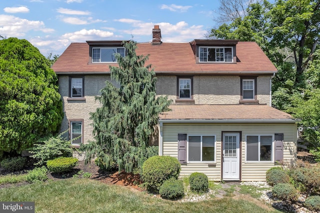 view of front of house featuring a front lawn