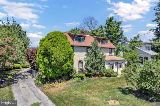 view of front of home with a front lawn