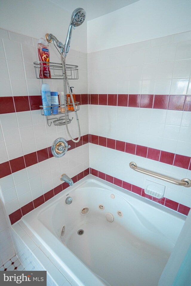 bathroom featuring tiled tub