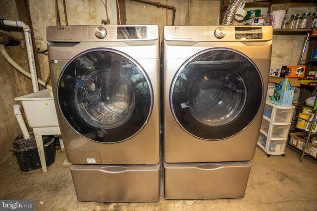 laundry area with sink and independent washer and dryer