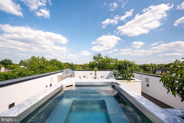 view of swimming pool