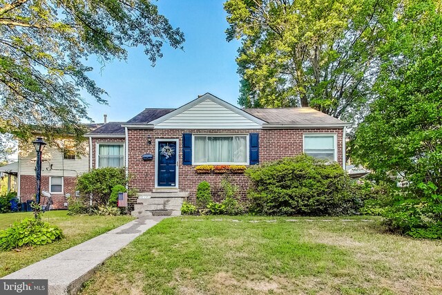 bungalow-style house featuring a front lawn