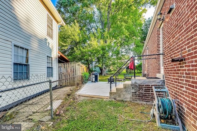 view of yard featuring a patio