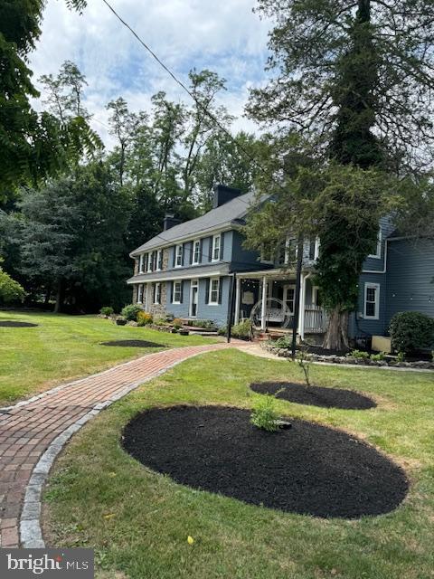 view of front of property with a front lawn