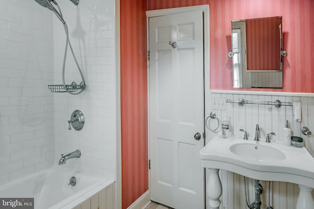 bathroom with tiled shower / bath and sink