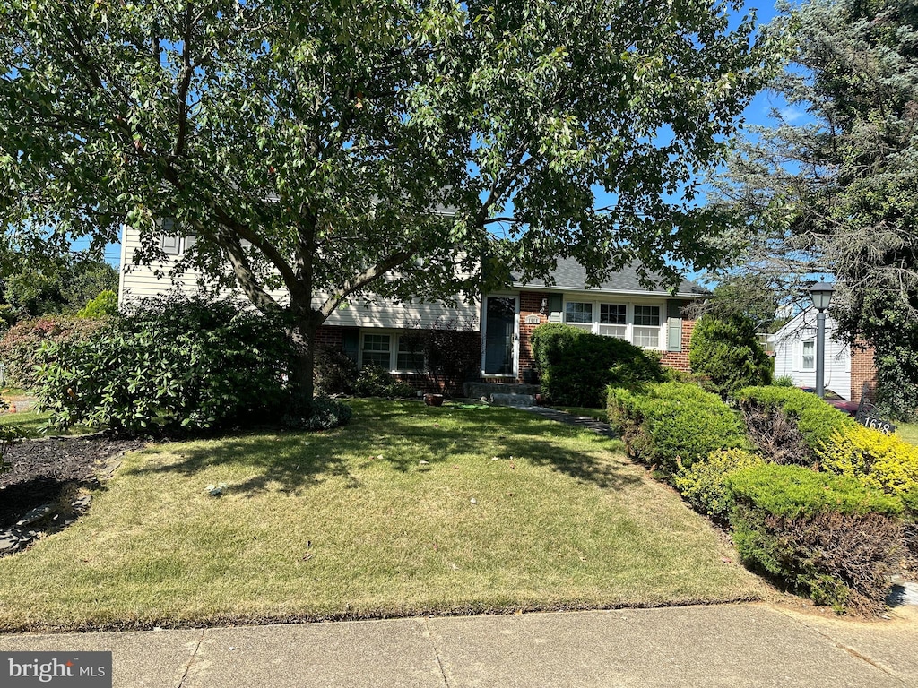 tri-level home with a front yard