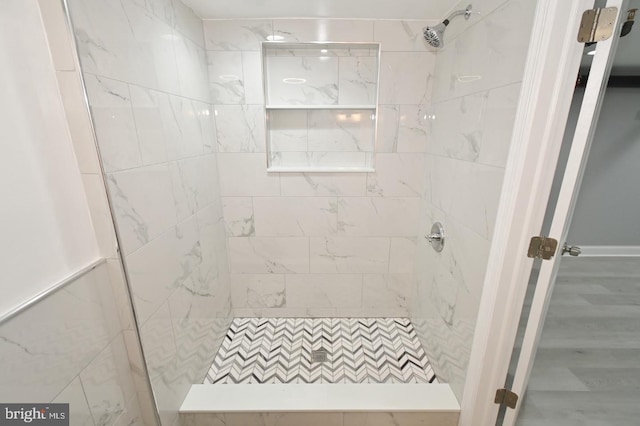 bathroom featuring tiled shower