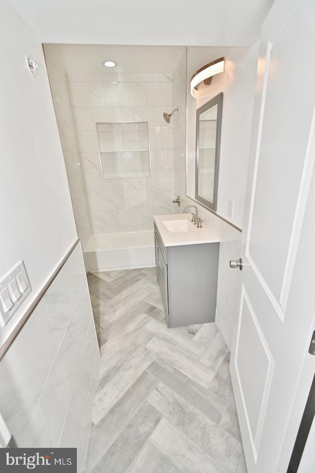 bathroom with vanity and tiled shower / bath