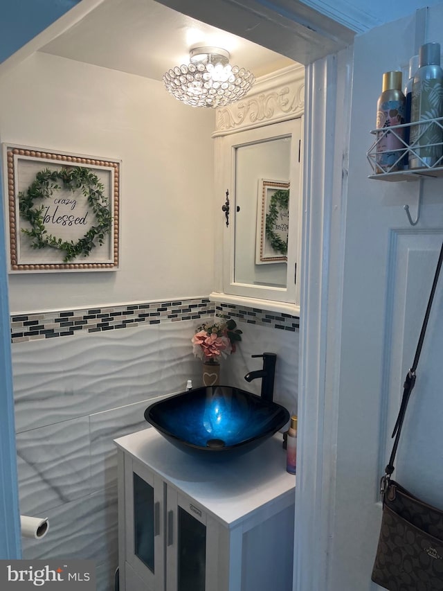 bathroom with vanity and backsplash