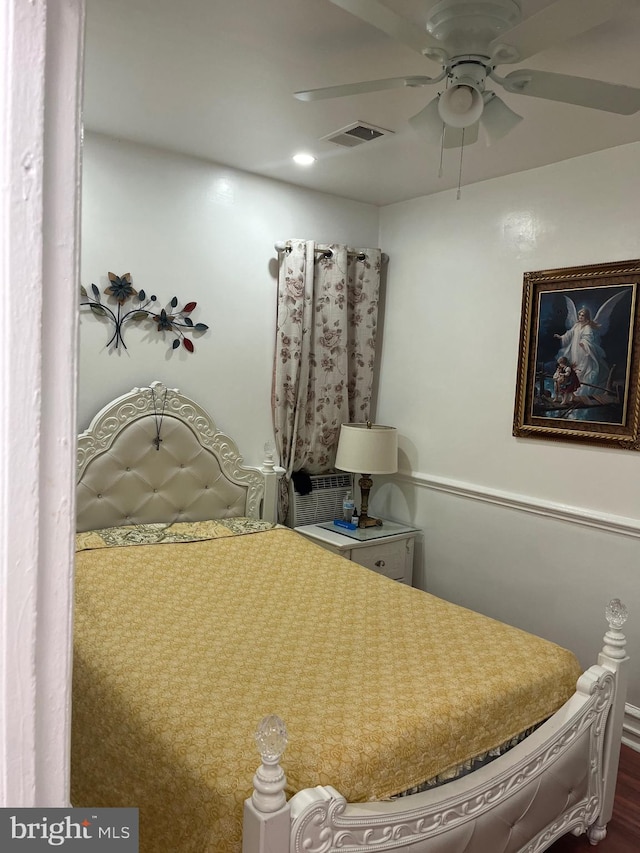 bedroom featuring ceiling fan