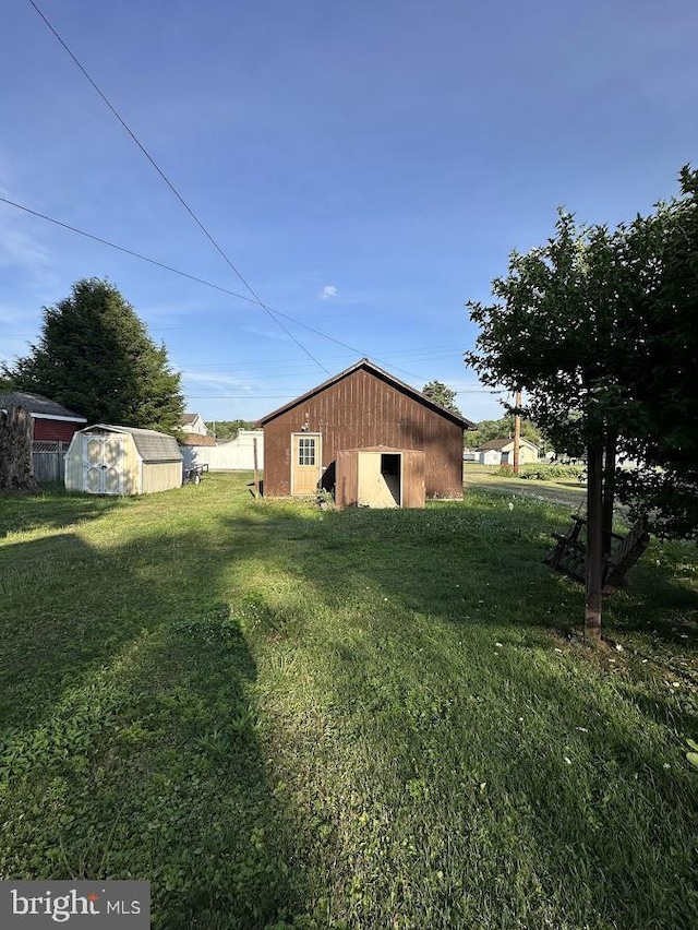 view of yard with an outdoor structure