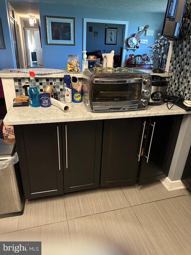 bathroom with decorative backsplash